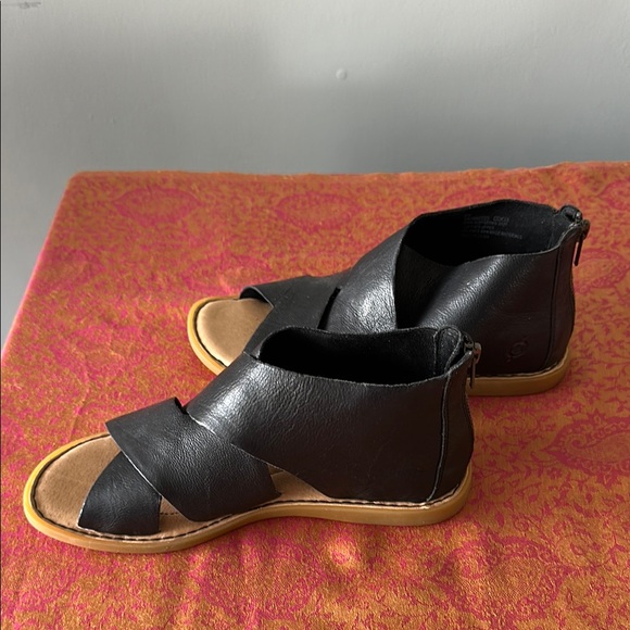 Born Black and Tan Sandals with Leather Finish - Picture 6 of 7